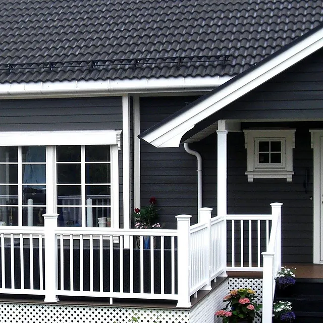 Grått hus med hvite sprosser