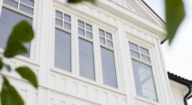 Hvitt hus med hvite sprosser